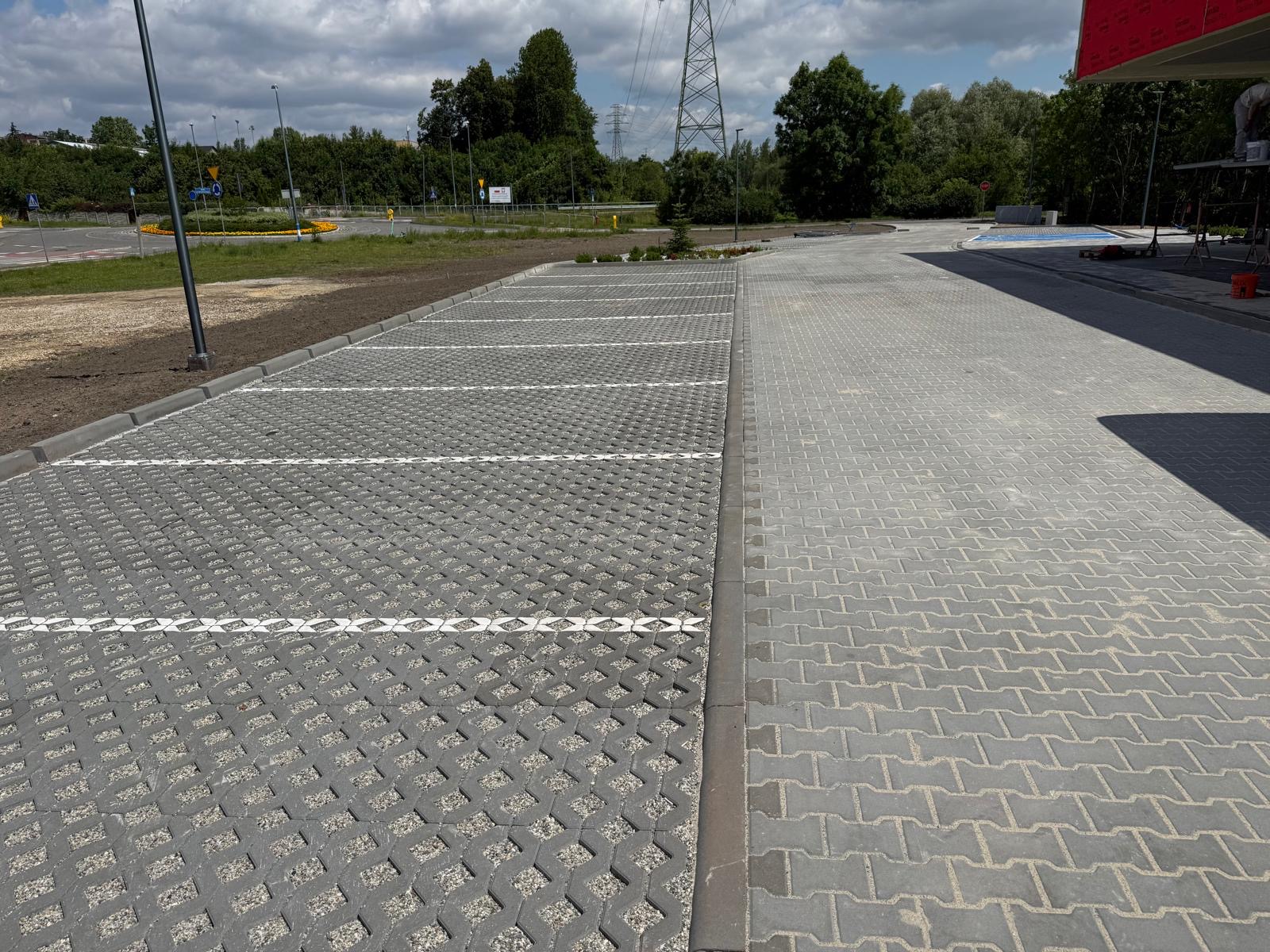 Nawierzchnia ażurowa z nasadzeniami
